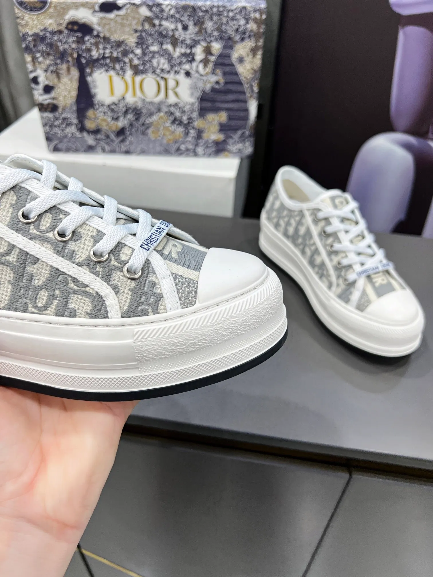 👟👟Ex-factory price 520👟👟Dior【Dior】This Walk'n'Dior thick-soled sneaker is a fashionable item that enhances the style of the series. The latest spring show model, the same thick-soled shoes from major stars, super versatile, 1:1 replica of the original, white canvas upper, with comfortable thick sole, tongue and Christian Dior 👟👟factory price aris logo shoelaces. The EVA sole is embellished with Christian Dior's lucky star symbol, adding a chic edge to any casual look. Code number: 35-41